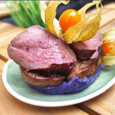 Mary May - szarvasbélszín steak, füstölt libamájjal, lilaburgonya pürével